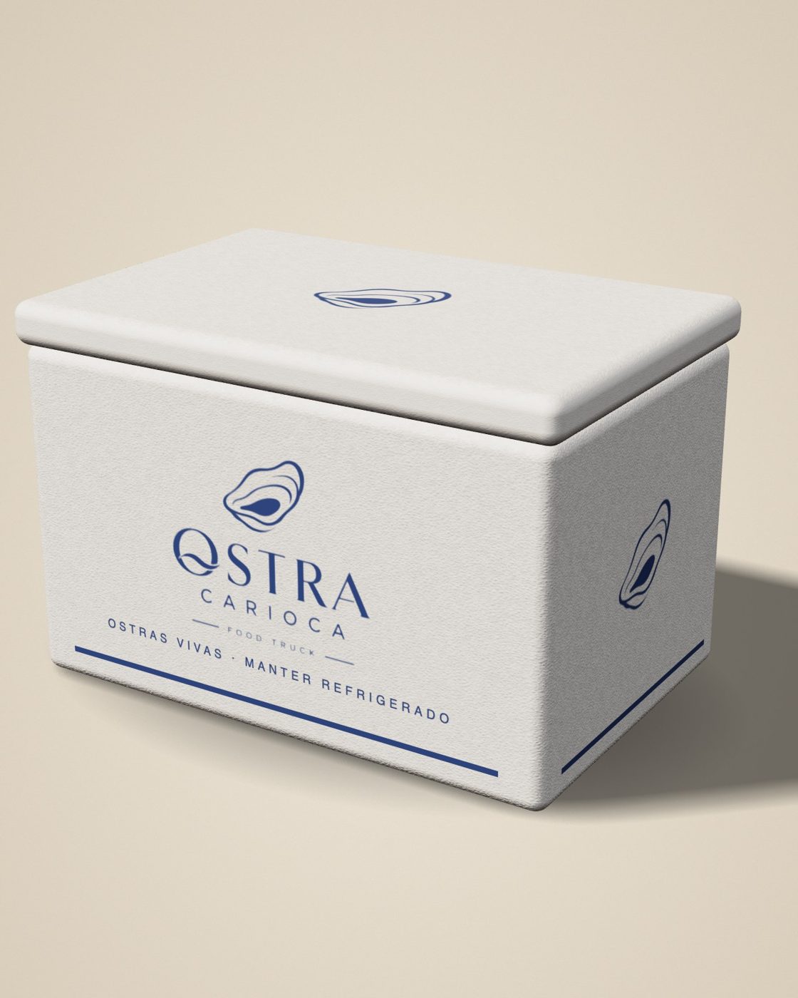 Isopor branco com a marca Ostra Carioca impressa em azul