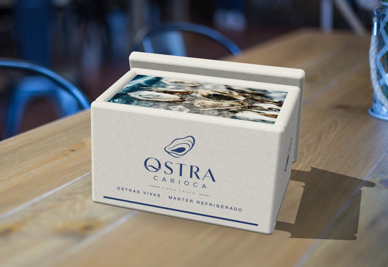 Isopor Ostra Carioca aberto, com ostras no gelo, sobre uma mesa de madeira